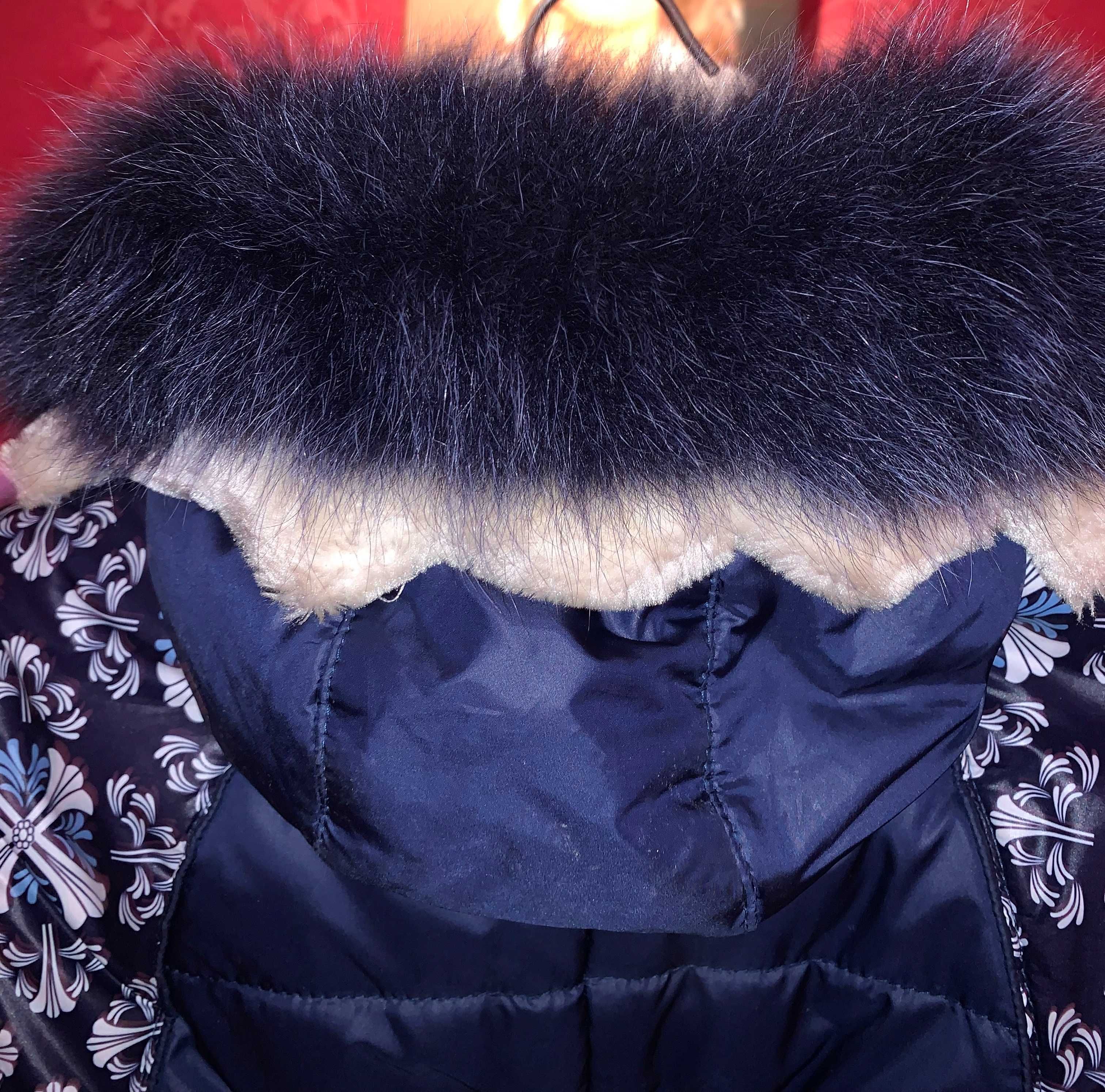 Красивое качественное зимнее пальто с мехом на девочку.