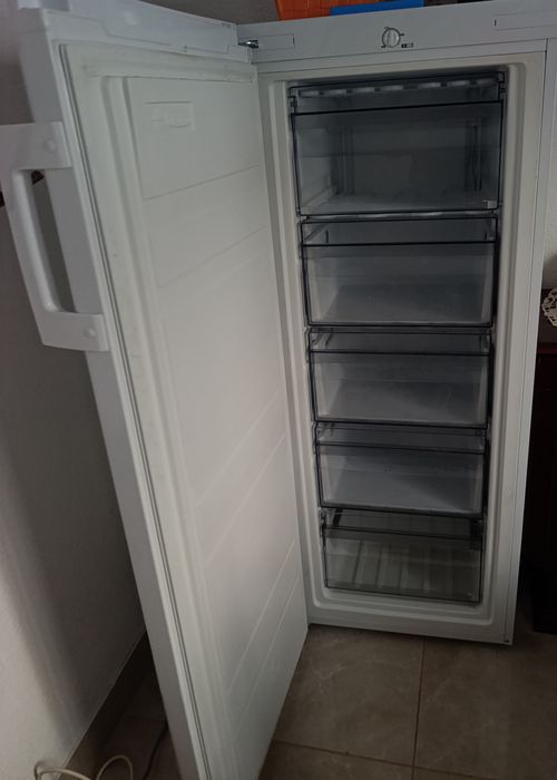 arca congeladora vertical electronia HS-208 FN(J)