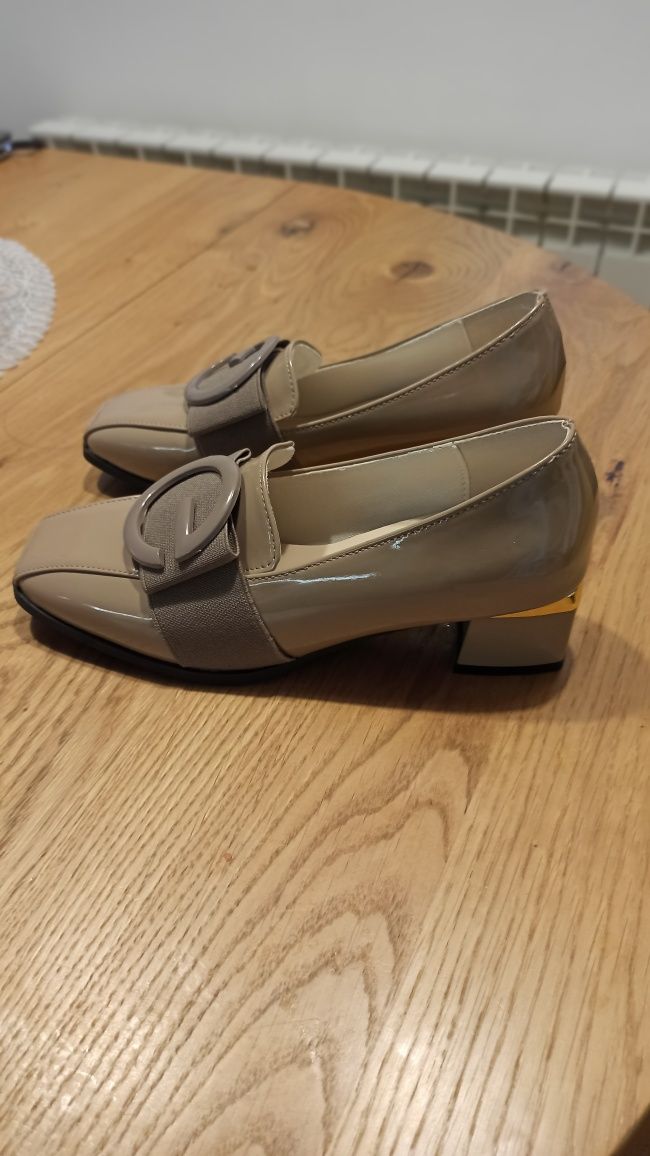 Damskie mokastny buty khaki beżowy lakierowane