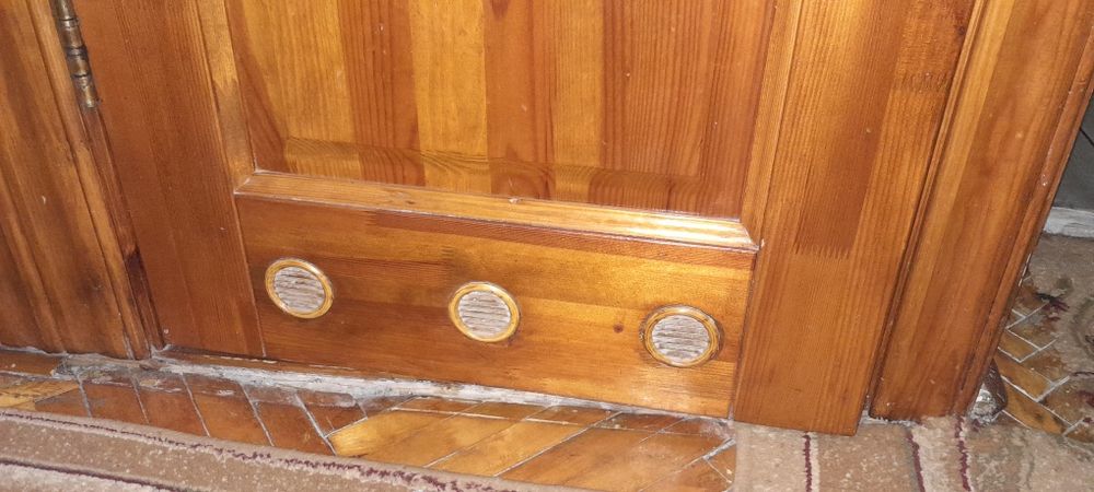 Дерев'яні двері.