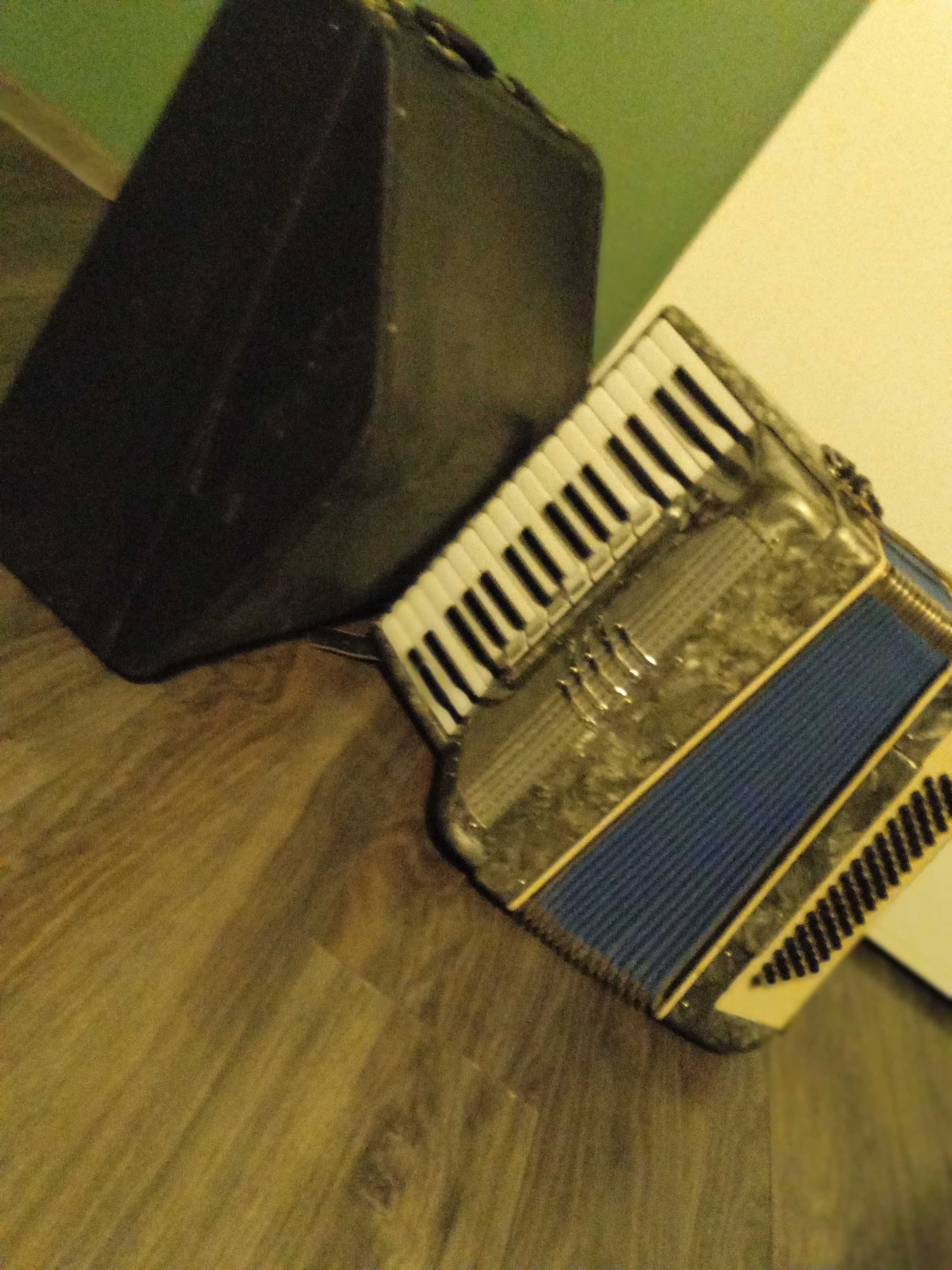 Sprzedam sprawny technicznie Akordeon Muza 80 bas z futlażem.