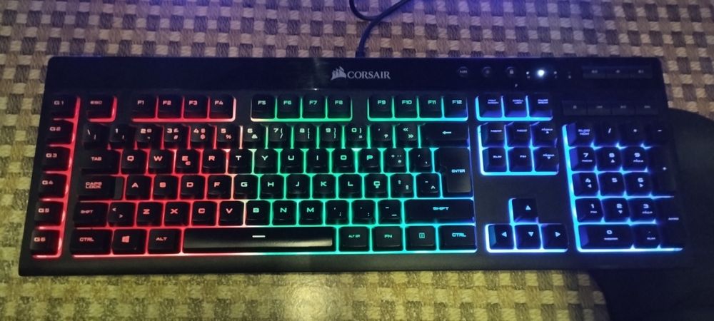 Teclado Gaming CORSAIR RGB K55