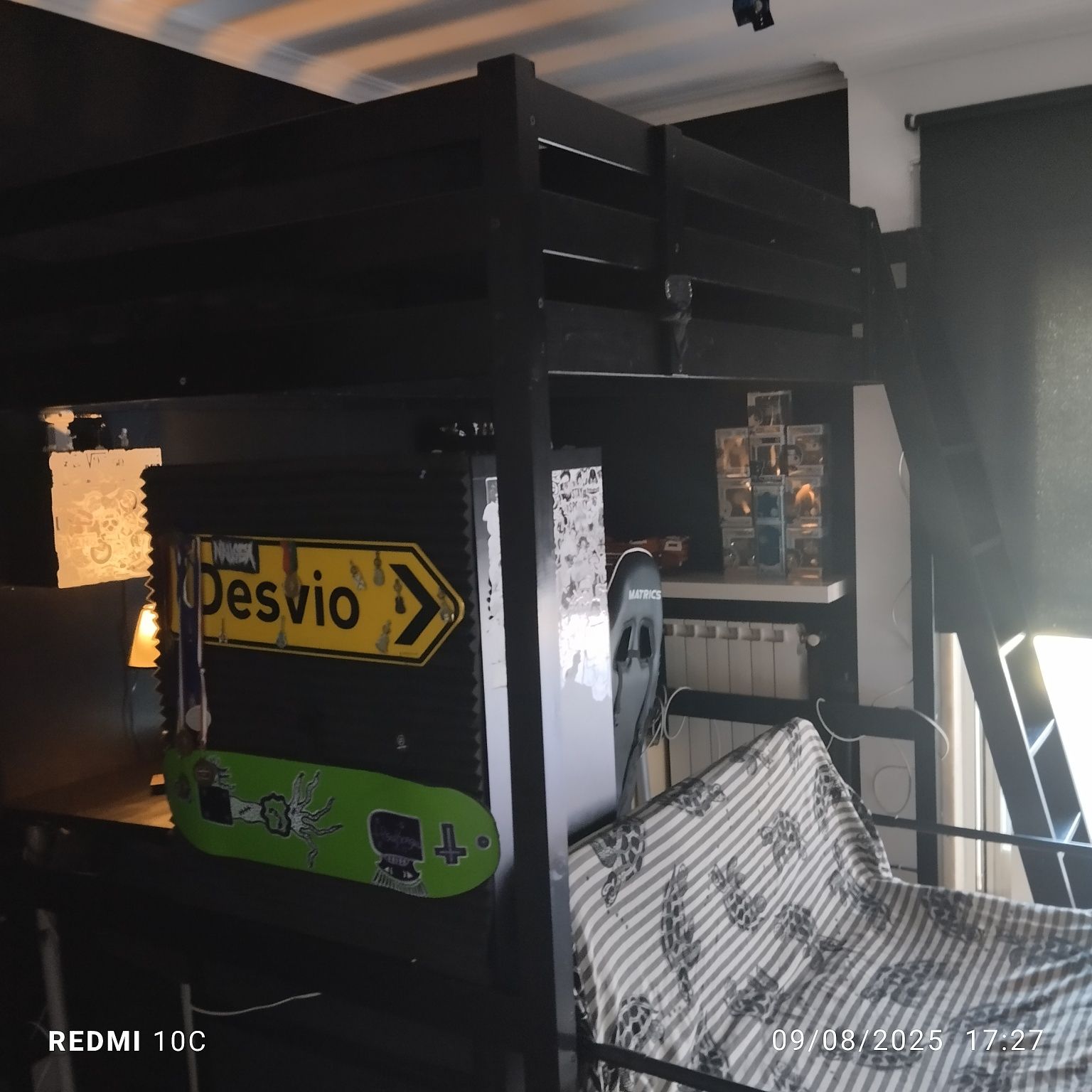 Cama alta mezanino madeira preta com colchão IKEA