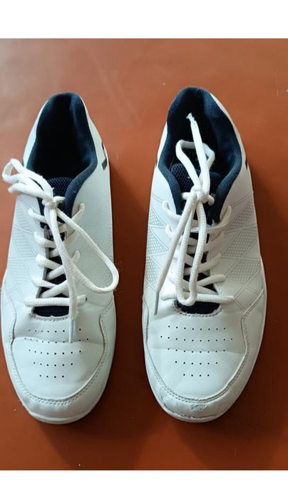 Белые кроссовки на лето