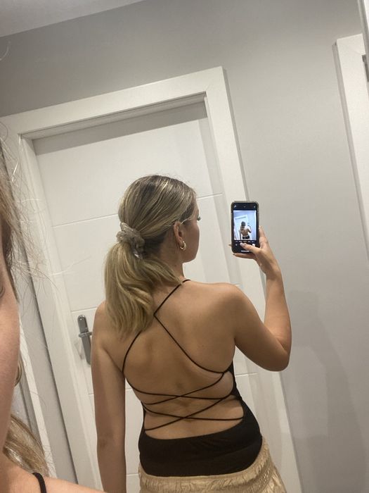 body z odkrytymi plecami