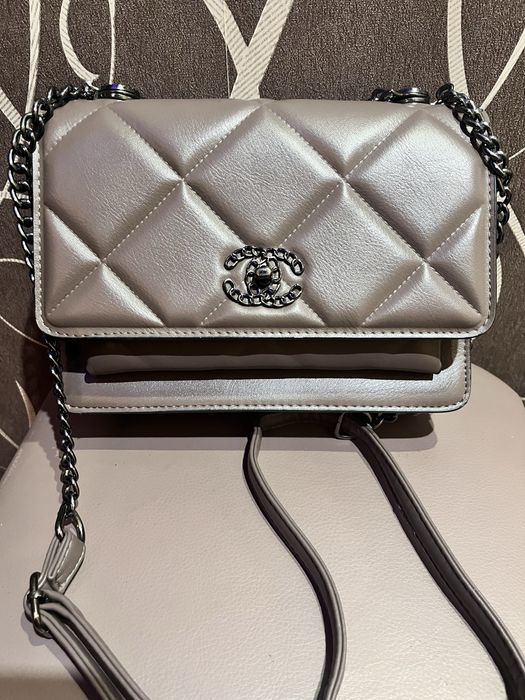 Стильная сумка кросс боди на цепочке.