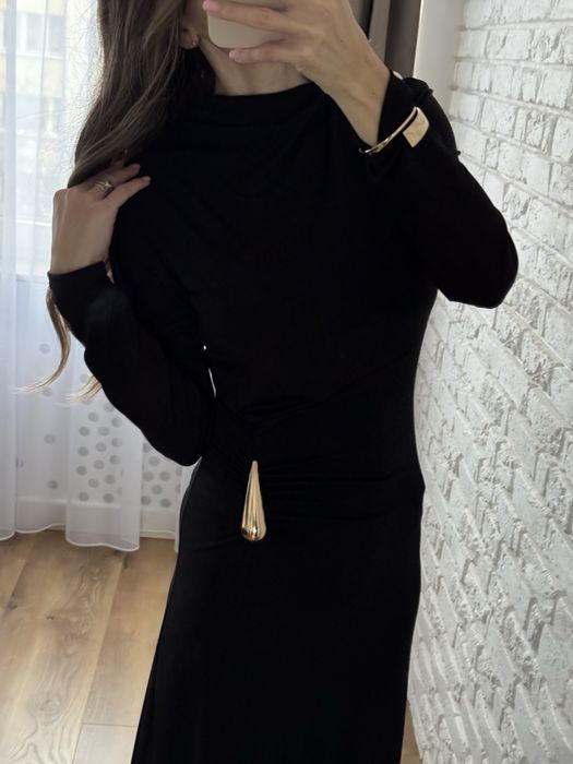 Długa maxi sukienka czarna zdobiona detalami w kolorze złota