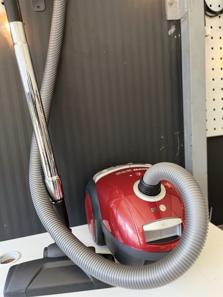 Пилосос LG 1800 W
