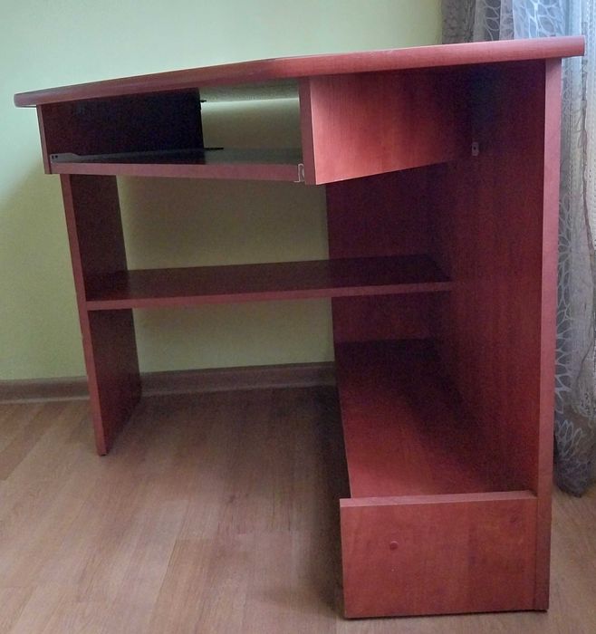 Drewniane biurko narożne