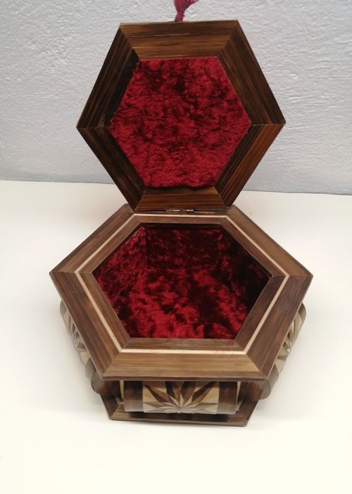 Szkatułka kasetka ręcznie robiona ze słomy.