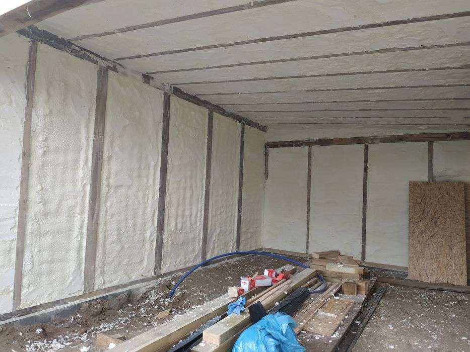 Ocieplanie pianą PUR poliuretanowa izolacja natryskowa pianką Dachu