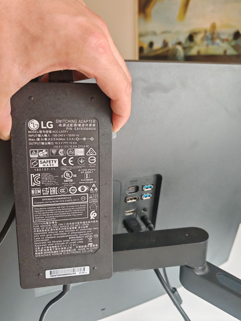 LG UltraFine 4K, 32' com braço