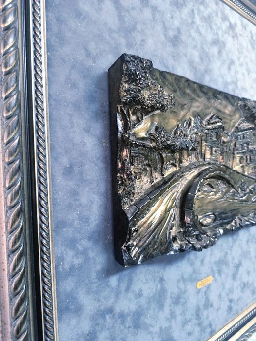 Quadro em veludo, com escultura em bronze, certificado, como novo