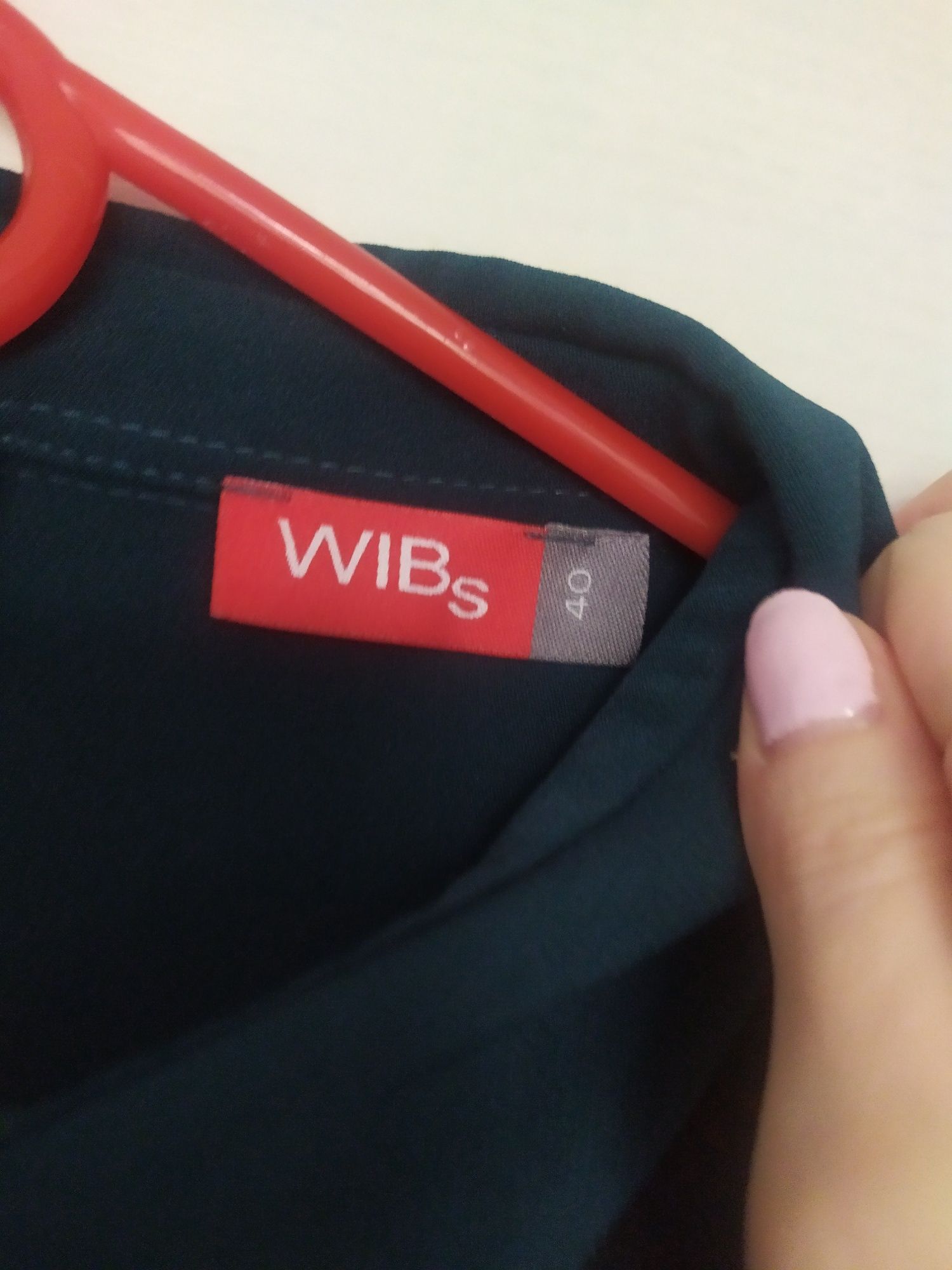 Szmaragdowa sukienka wibs