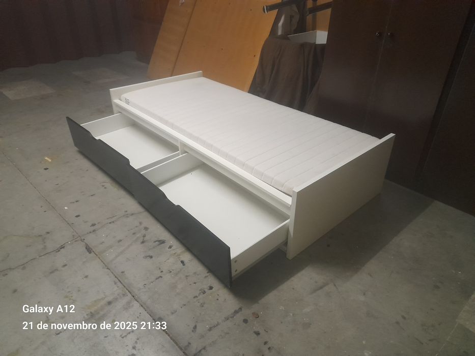 Cama solteiro Ikea com 2 gavetoes e colchão