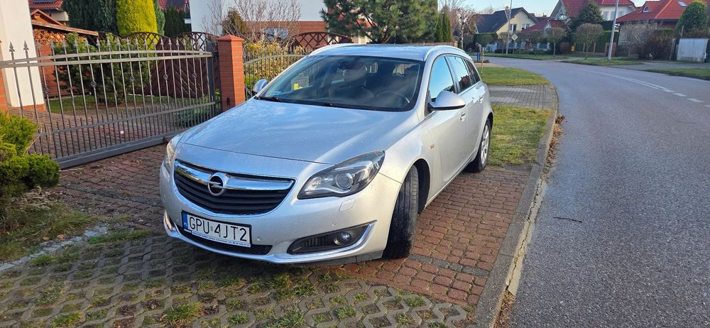 Opel Insignia Sprzedam Opla Insignie, samochód zadbany. Wersja poliftowa, bi-ksenon.