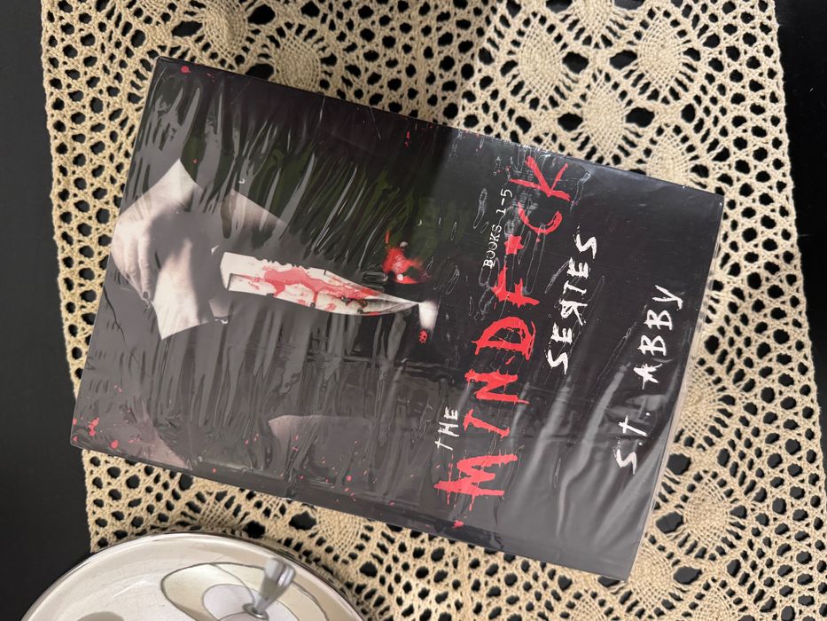 Книга англійською “Mindf*ck series”