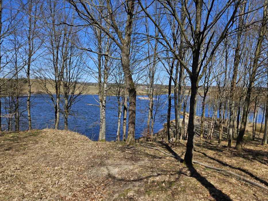 Działka z linią brzegową oraz częścią jeziora