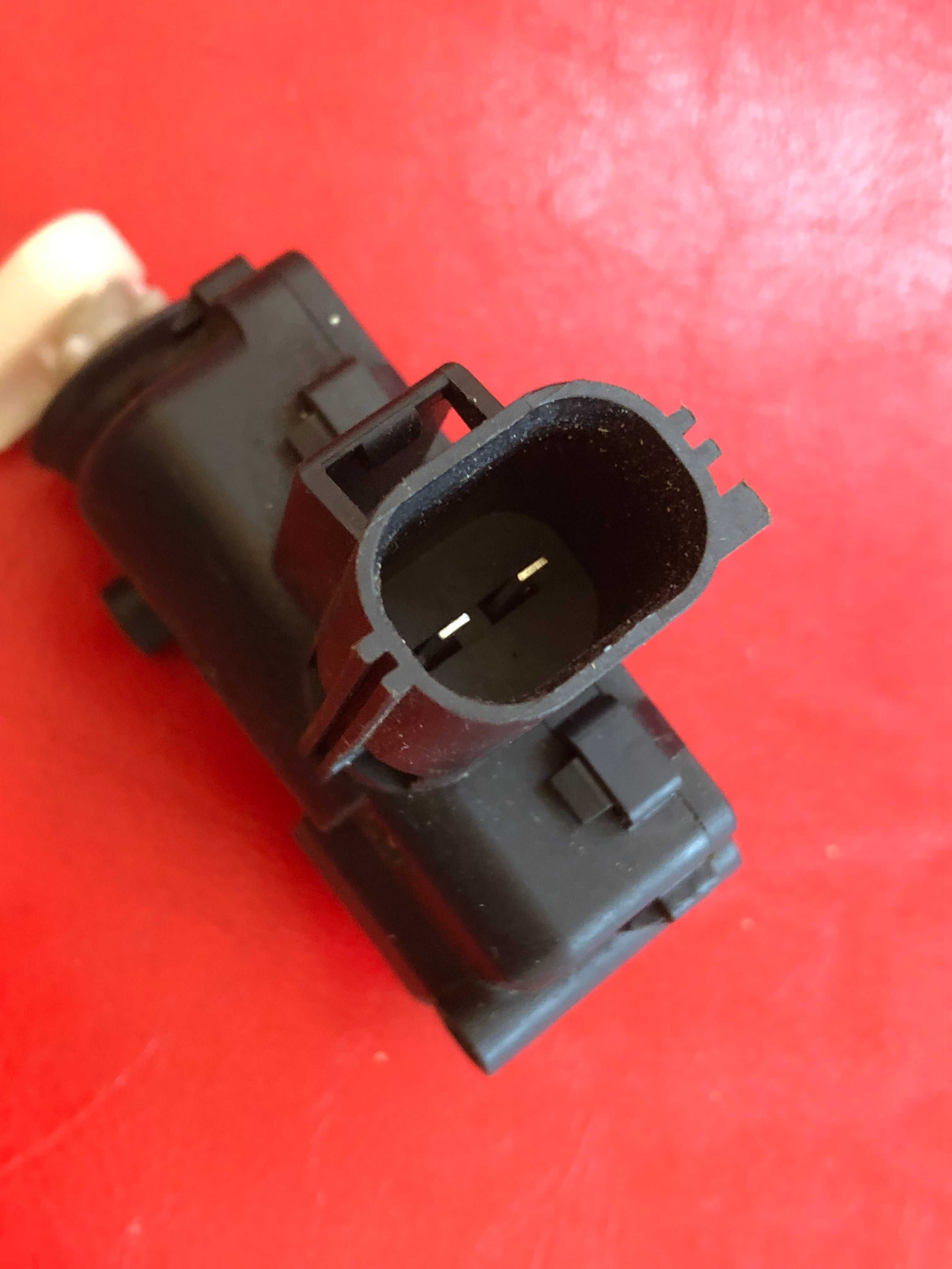 Siłownik klapki wlewu paliwa Ford Focus MK2