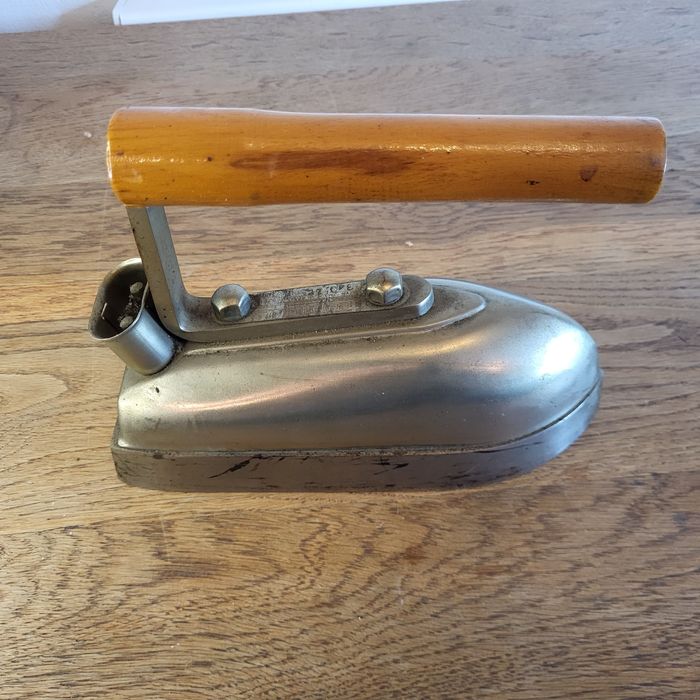 Stare żelazko elektryczne z drewnianą rączką