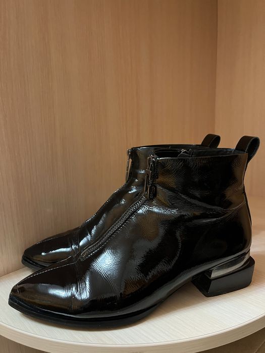 Ботінки лакові жіночі на осінь