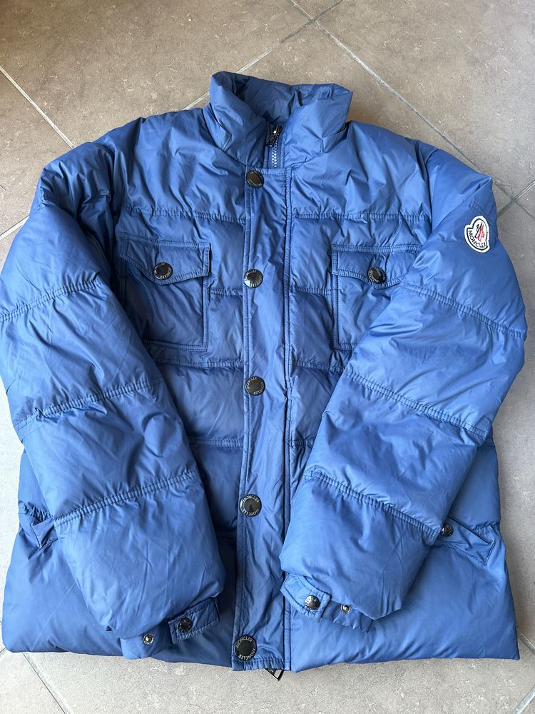 Продам Пуховик Moncler  р.L