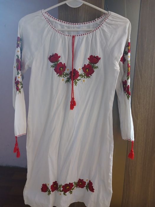 Вишите плаття на дівчинку