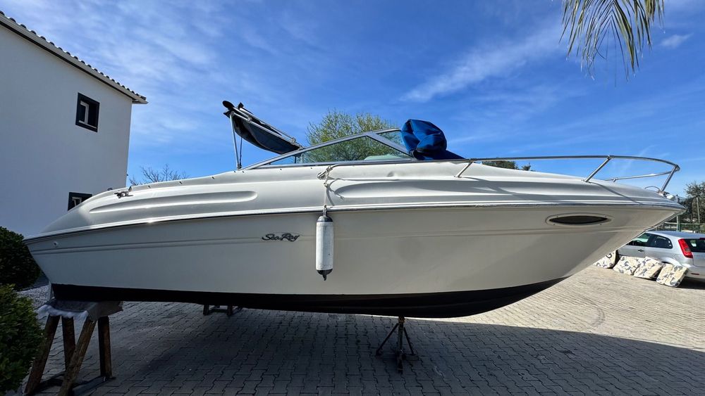 Sea Ray 215 Express Cruiser