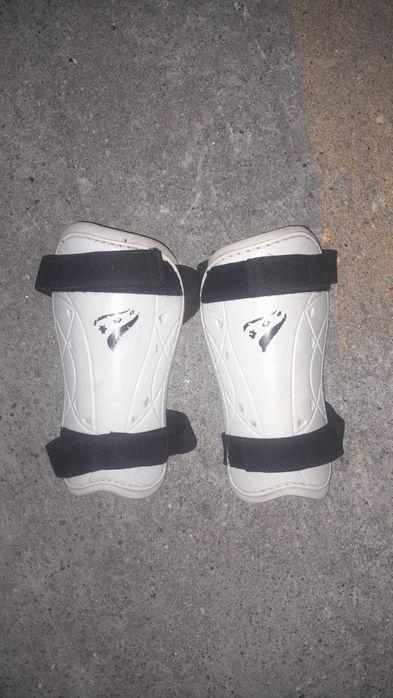 Vendo varios pares de caneleiras para futebol e futsal .