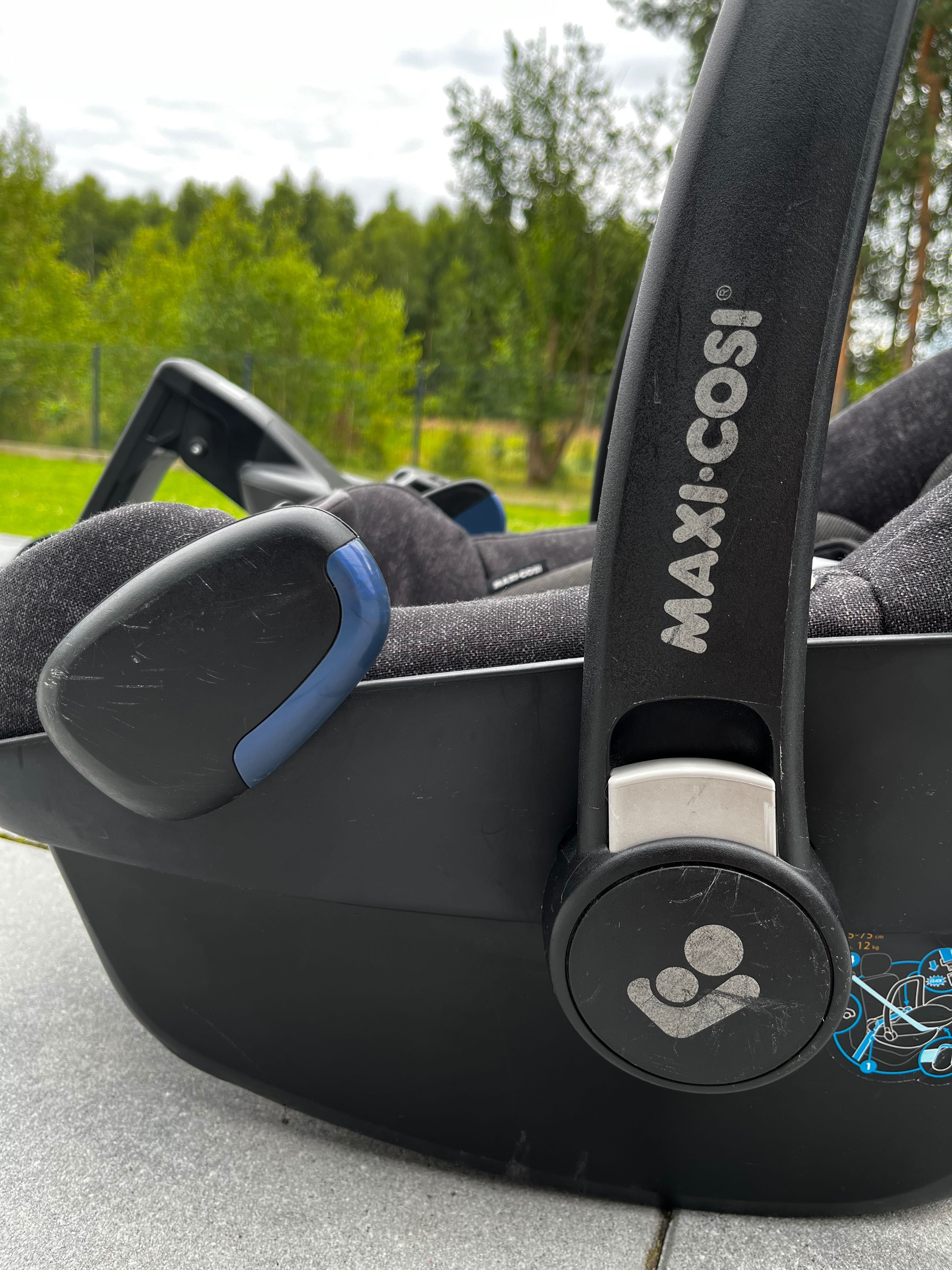 Fotelik MAXI COSI PEBBLE PRO i-Size z bazą isofix i adapterami