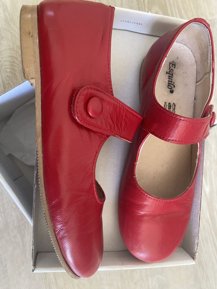 Sapatos em pele vermelho menina
