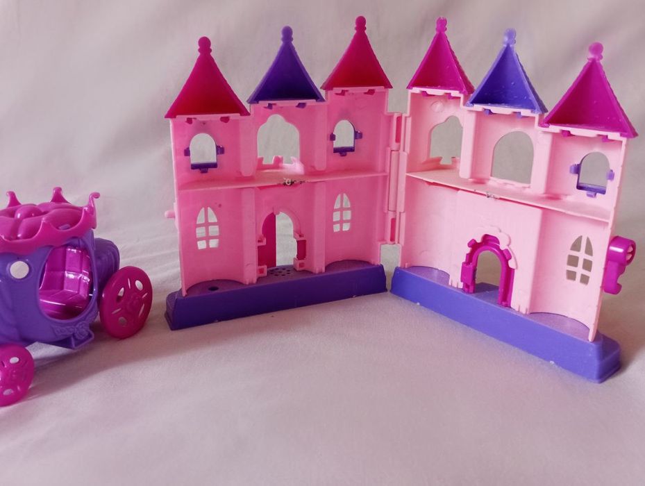 Два замка. Игрушечные кукольные домики.