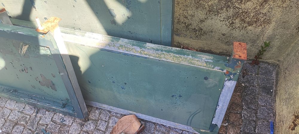 Portão de correr  e  grades em chapa - ferro galvanizado