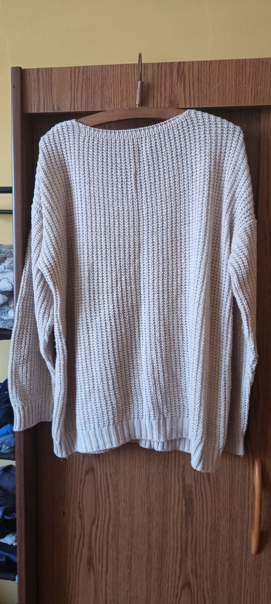 Sweter damski z długim rękawem.