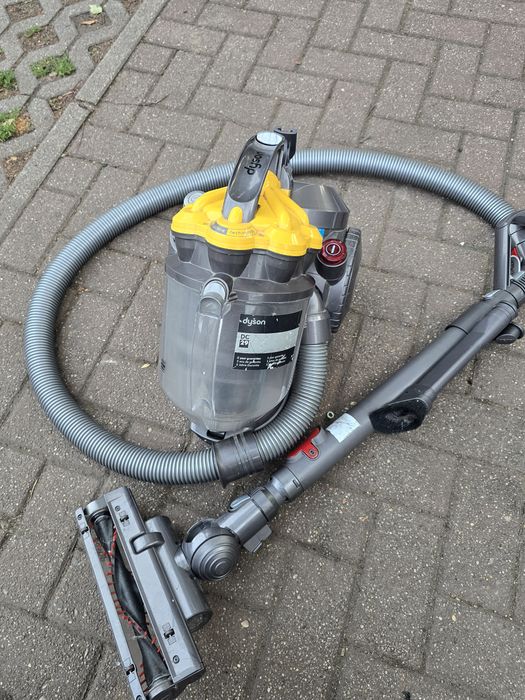 Одним лотом Пилососи Dyson та інші