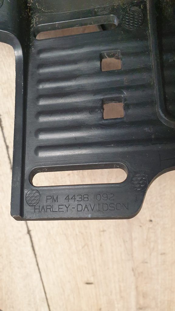 Mocowanie podświetlenie tablicy Harley Davidson V-Rod Muscle  69394-09