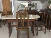 Mesa de marmore com conjusto de cadeiras