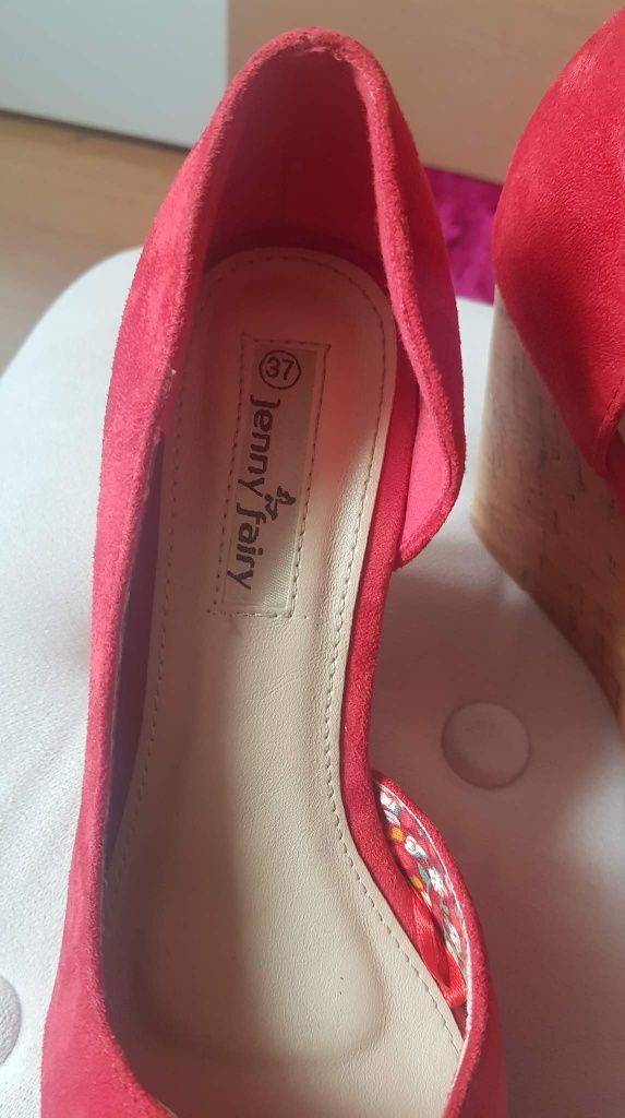 Czerwone buty na koturnie