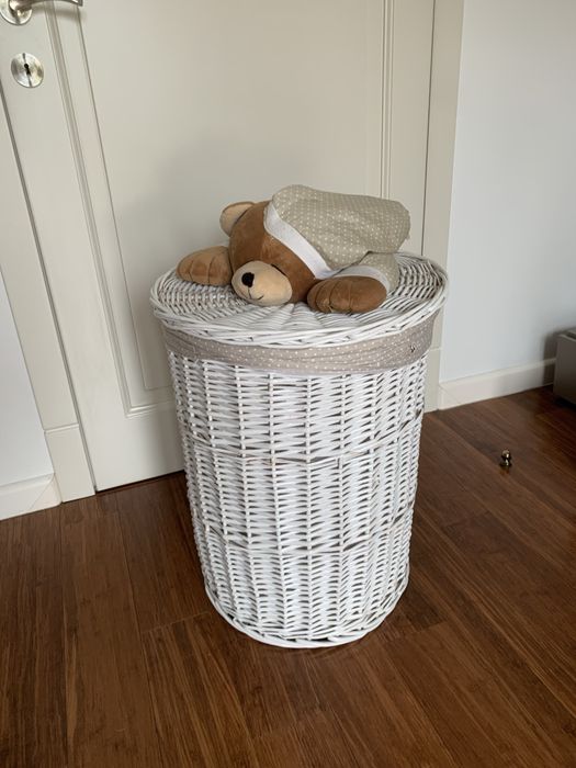 Kosz wiklinowy na pranie z misiem
