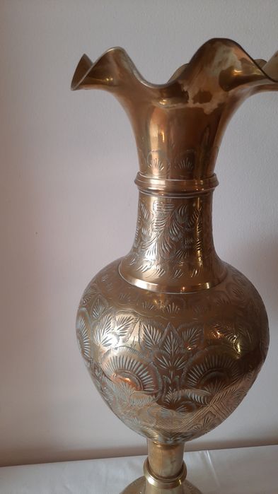 Jarra em latão trabalhado