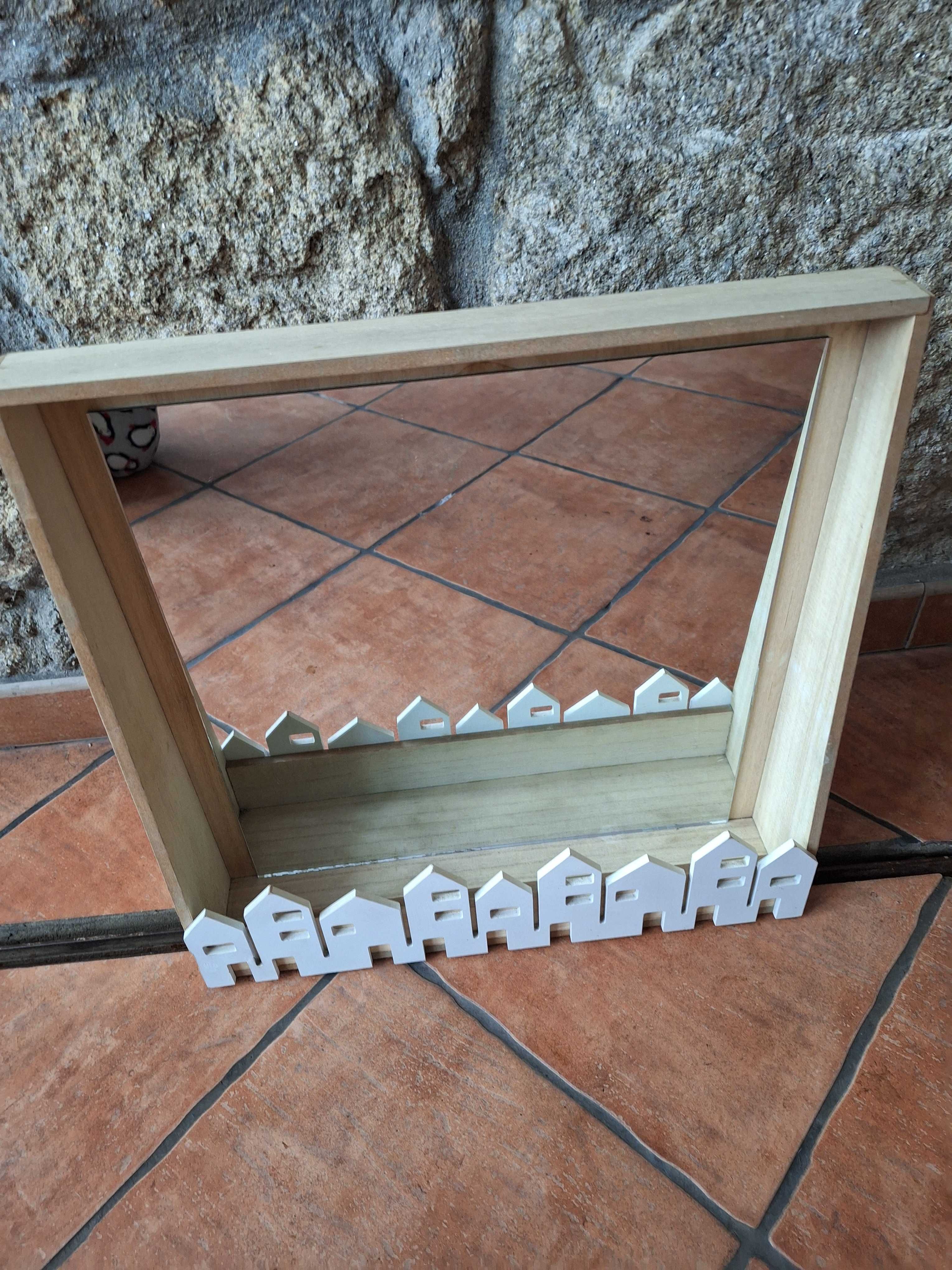 Espelho em caixa de madeira 45 x 46