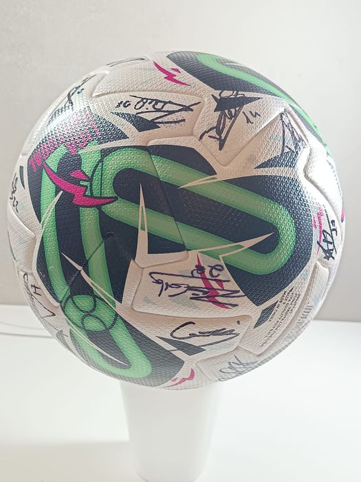 Bola oficial autografada pelo plantel Vit. Guimarães