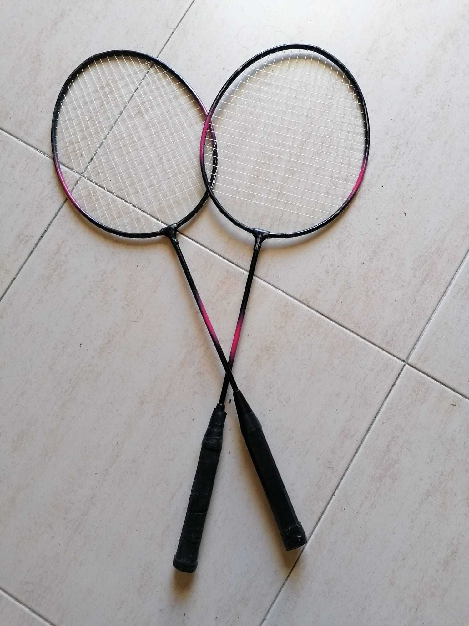 Raqutes de tenis e de badminton