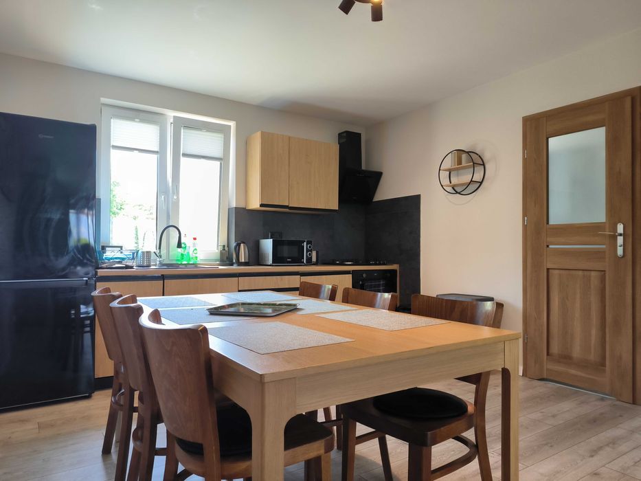 Domek letniskowy nad jeziorem Dadaj, linia brzegowa, pomost, łódki