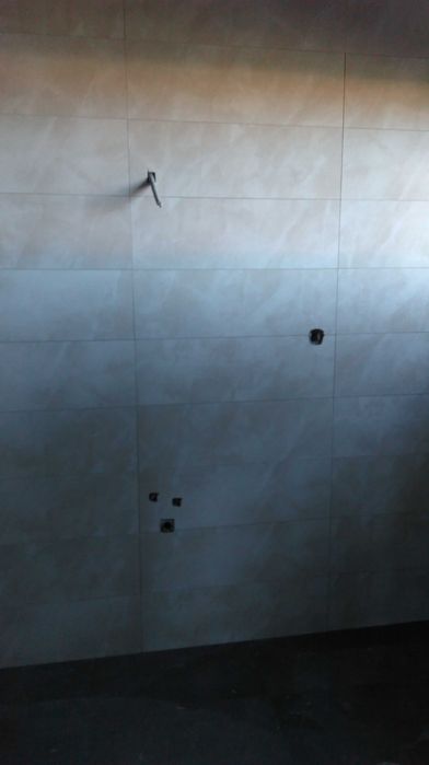 serviço trolha e Pintor assentamento de azulejo tijoleira  e pintura