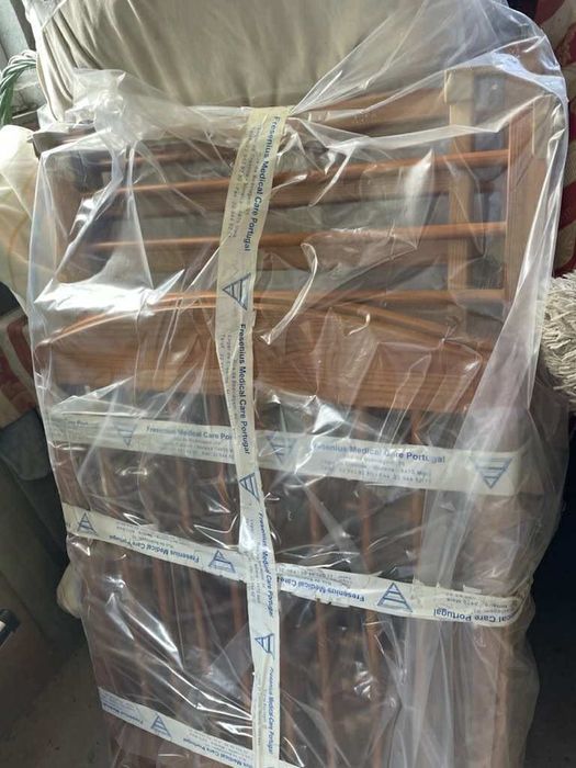 Cama de bebé com colchão e colcha