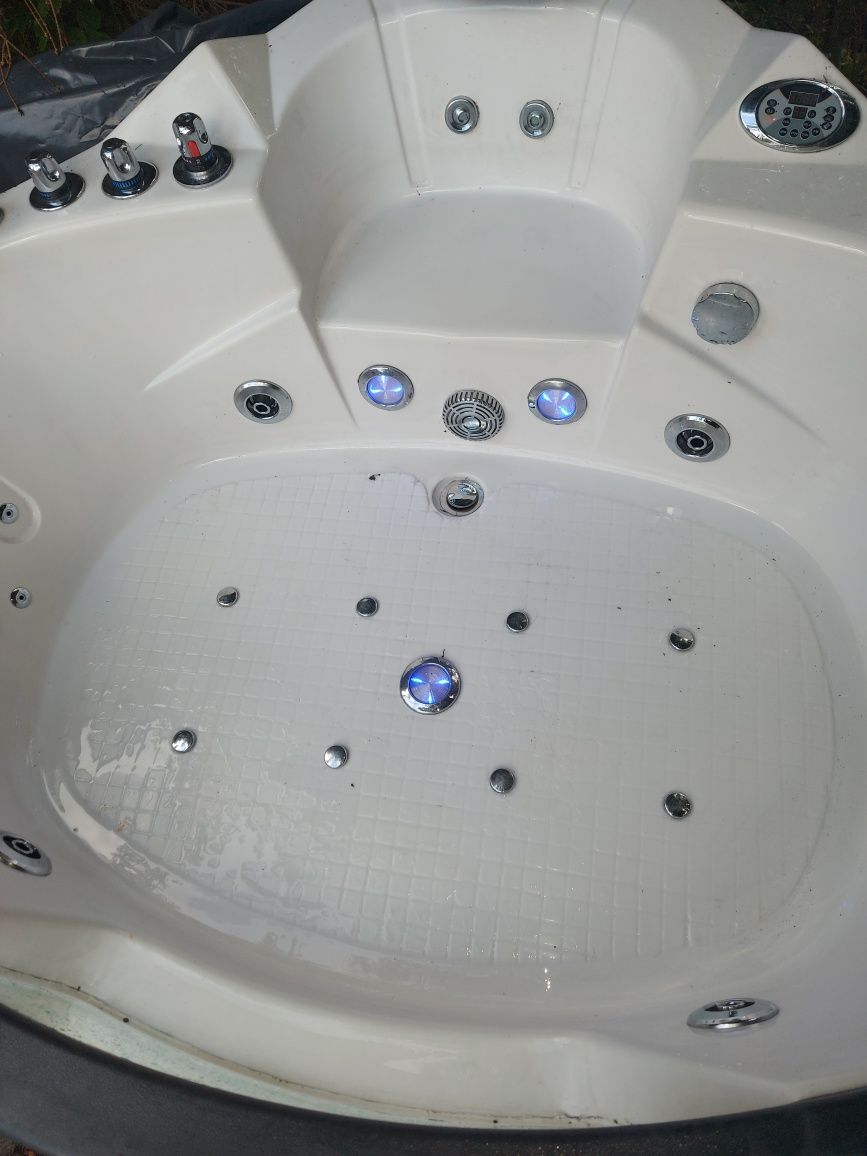 jacuzzi, wanna z masażem wodnym i powietrznym