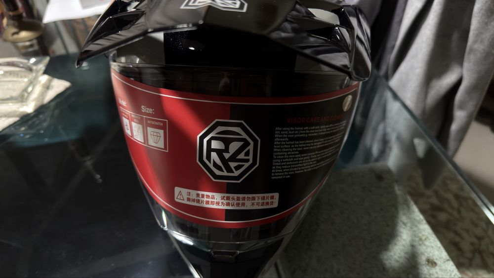 Capacete novo tamanho L com viseira pala e óculos de baixar