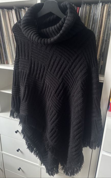 Czarne ponczo ciepłe