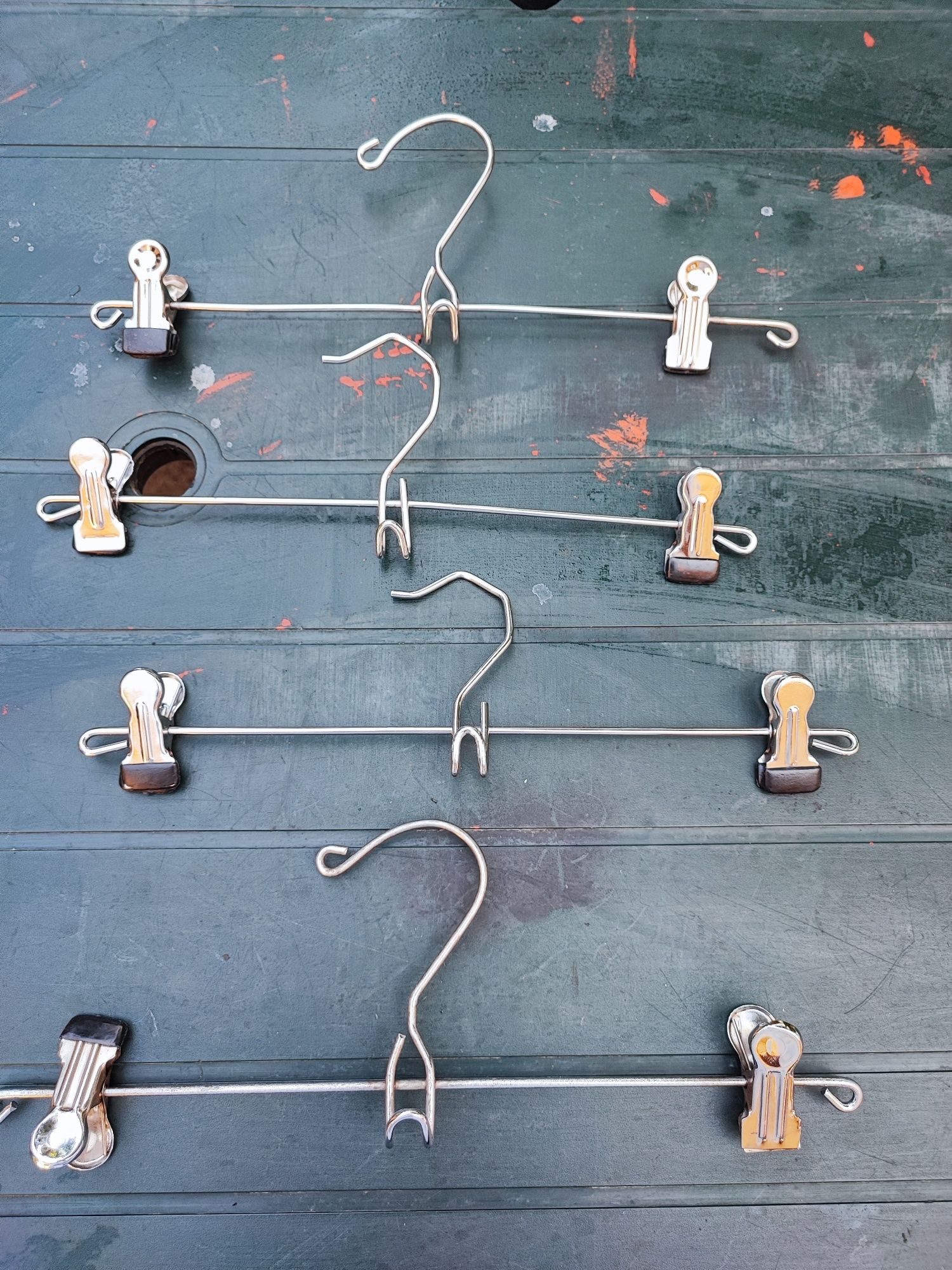 Cabides em metal para saias ou calças